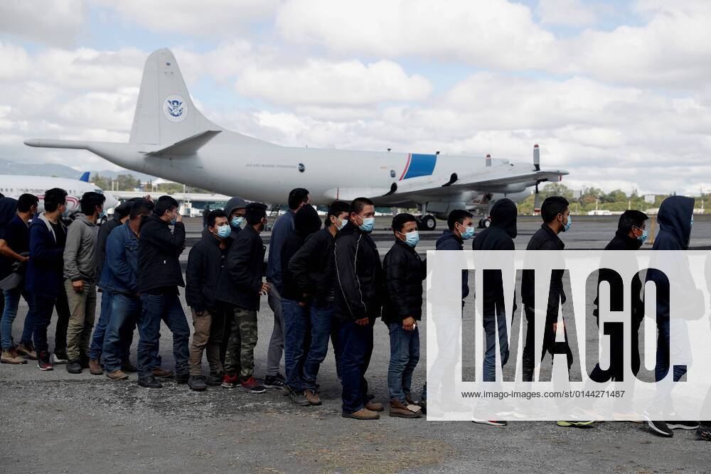 Guatemala, Aus den USA abgeschobene Migranten am Flughafen Guatemale-Stadt Guatemalan citizens walk on a runway at the Guatemalan Air Force airport after returning deported from the US city of Harlingen, Texas state, on 08 December 2021, in Guatemala City, Guatemala (issued 09 December 2021). During the pandemic, the United States slowed down the deportations of Guatemalan migrants by air, but in recent months it has resumed forced returns, including the transfer of thousands of accompanied and unaccompanied minors. The US resumes with force the deportations of Guatemalans by air !ACHTUNG: NUR REDAKTIONELLE NUTZUNG!