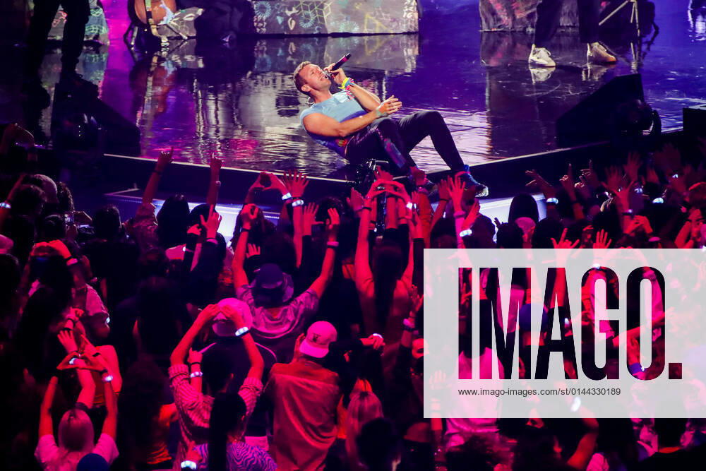 Bilder des Jahres 2021, Entertainment 12 Dezember Entertainment Themen der Woche KW49 X Factor 2021 - Final Show Chris Martin of Coldplay performs live at X Factor Italia Final at Mediolanum Forum on December 09, 2021 in Milano, Italy. Milano Italy