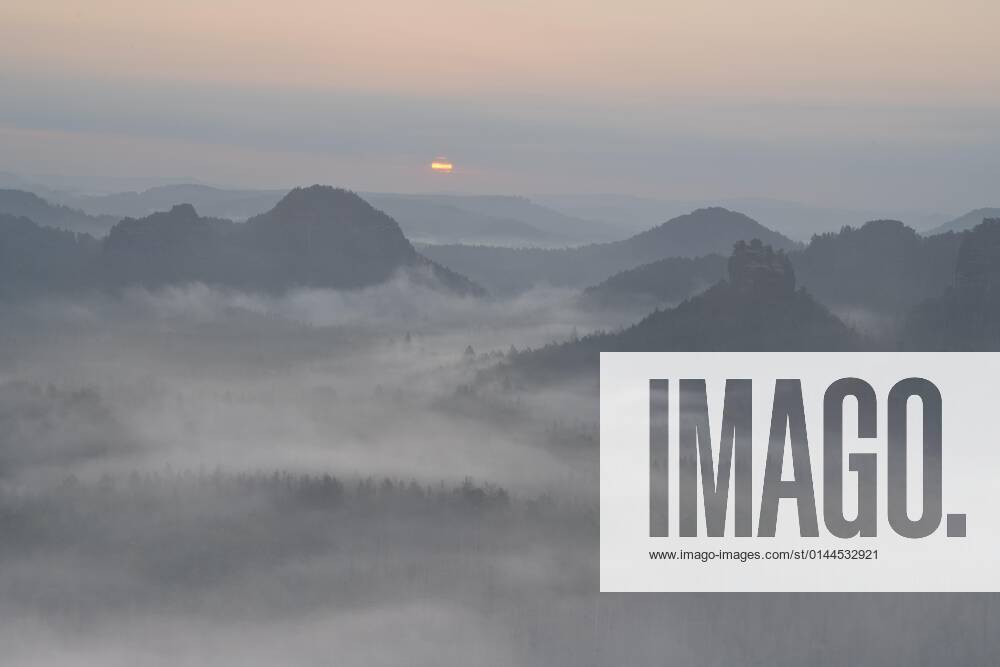 View from Kleiner Winterberg at sunrise View to Lorenzsteine and Hinteres Raubschloß resp. Winterstein, morning fog, Elbsandsteingebirge, Nationalpark Sächsische Schweiz, Saxony, Germany, Europe