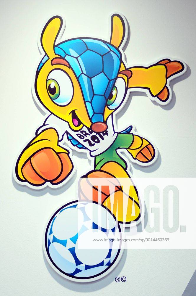 Das Maskottchen der Fussball WM 2014 in Brasilien FULECO. Es stellt ein Brasilianisches Dreibindengürteltier (Tolypeutes tricinctus) mit gelbem Fell und blauem Panzer dar. Deutschland, Frankfurt: Event, IAA 2013: Pressetage am 10.09.2013, Messegelände.