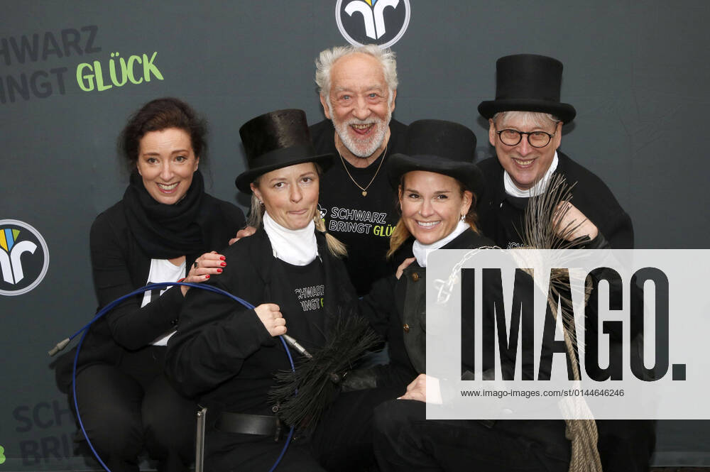 Annette Rost, Dieter Hallervorden and Norbert Skrobek with chimney sweepers at the donation cheque handover of the Chimney Sweepers Guild Berlin to the Tierheim Berlin in front of the Schlosspark Theater Berlin, 13 12 2021 Foto:xA.xFuturexImage