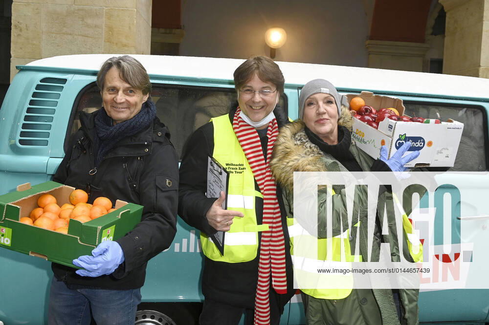 Wolfgang Bahro, Marcus Zander and Katy Karrenbauer distribute food and gifts from the Food Truck to the homeless and needy Berlin, 13 12 2021 Foto:xF.xFuturexImage