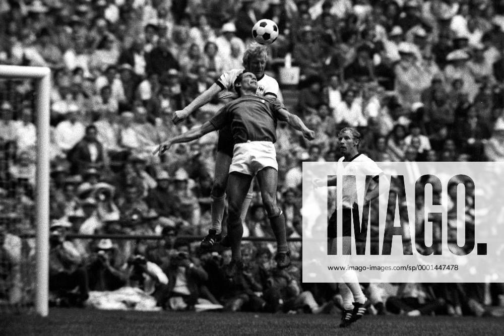 Luigi Riva (vorn, Italien) gegen Karl Heinz Schnellinger (hi.), re. schaut Berti Vogts (beide BR Deutschland) zu Fußball WM Herren Weltmeisterschaft 1970, Halbfinale, Länderspiel, Nationalmannschaft, Nationalteam, Nationaltrikot, Gruppe Mexico City Dynamik, Höhe,