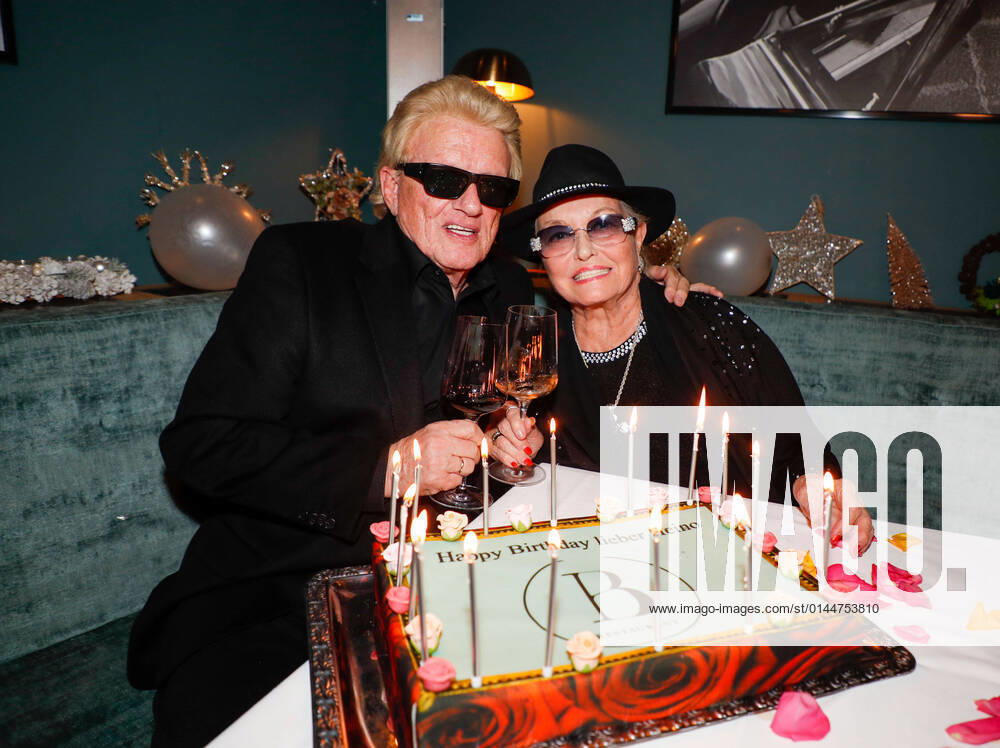 Bilder des Jahres 2021, Entertainment 12 Dezember Entertainment Themen der Woche KW50 Heino und Ehefrau Hannelore Kramm Party zum 83. Geburtstag von Heino im Bellucci Restaurant in Berlin Redaktion Laurent,13.12.2021 Heino and wife Hannelore Kramm Party for the 83rd birthday of Heino in the Bellucci Restaurant in Berlin Editorial Laurent