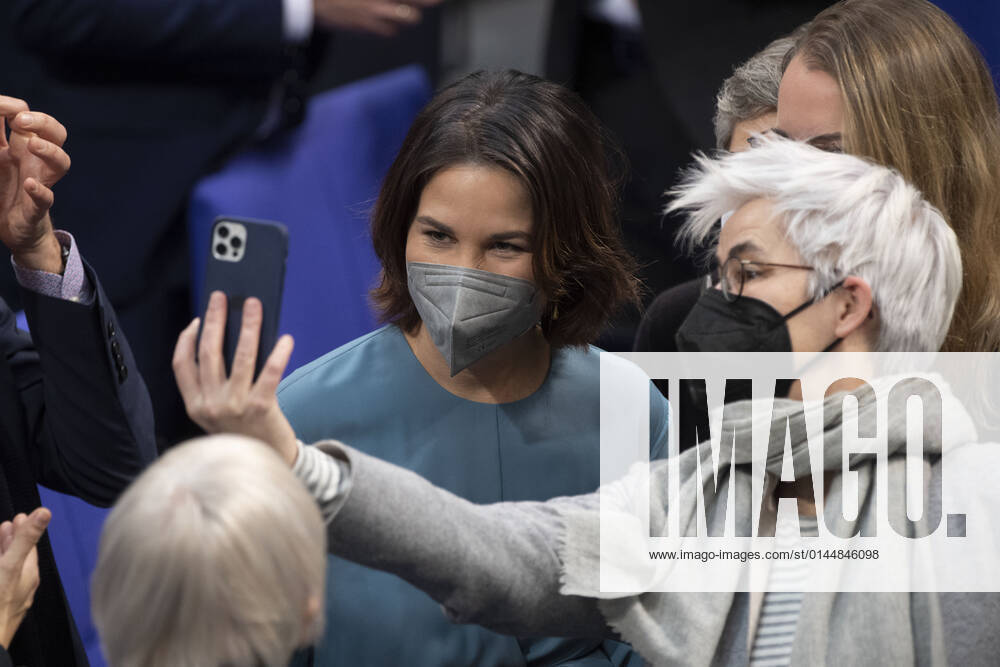Annalena BAERBOCK Buendnis 90 die Gruenen, Bündnis 90 die Grünen , Federal Minister of Foreign Affairs, Foreign Office, left, takes a selfie with Britta HASSELMANN, Haßelmann, Katharina DROEGE, Dröge, Maria KLEIN SCHMEINK, all Buendnis 90 die Gruenen, Bündnis 90 die Gr