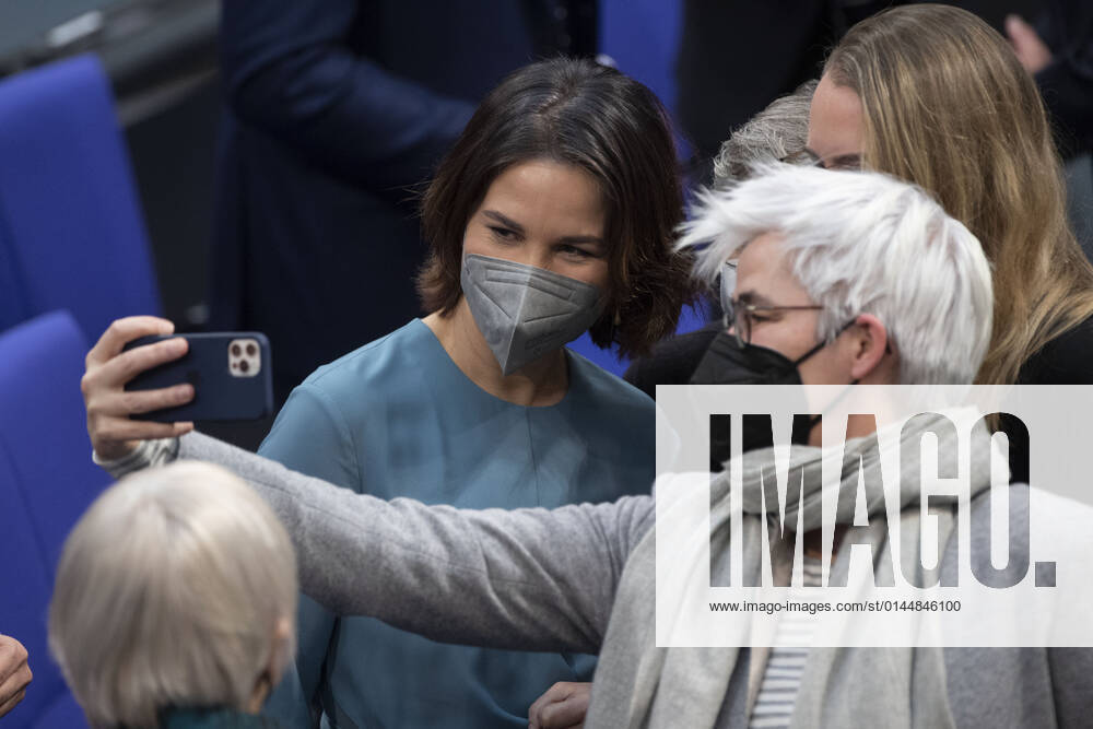 Annalena BAERBOCK Buendnis 90 die Gruenen, Bündnis 90 die Grünen , Federal Minister of Foreign Affairs, Foreign Office, left, takes a selfie with Britta HASSELMANN, Haßelmann, Katharina DROEGE, Dröge, Maria KLEIN SCHMEINK, all Buendnis 90 die Gruenen, Bündnis 90 die Gr