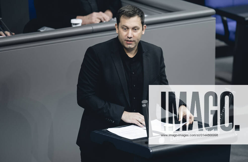 Lars Klingbeil, Chairman of the SPD, speaking in the German Bundestag Berlin, 15 12 2021 Berlin Germany