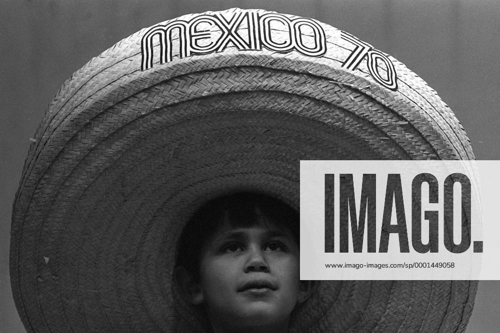Juanito, das lebendige Maskottchen der Weltmeisterschaft 1970 in Mexico, mit seinem riesigen Sombrero Fußball WM Herren Weltmeisterschaft 1970, Studio, Fotostudio, Studioshooting, Studiotermin, Studioaufnahme Einzelbild Vorschau Kind, Kinder