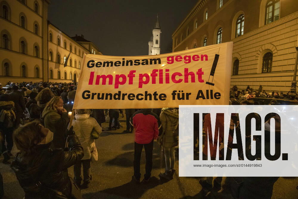 Querdenker Demo, Ludwigstrasse, Munich 15 December 2021 DEU, Germany, Munich, 15 12 2021, big rally of Corona rebels against corona measures and compulsory vaccination, December 2021, Querdenker Demo, ca 3500 demonstrators, Ludwigstrasse, corner Schellingstrasse, evening, Bavaria, December, landscape format