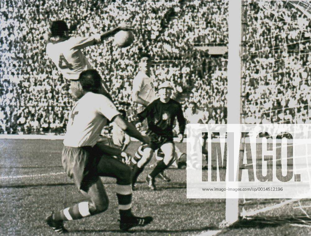 1962 World Cup Final Brazil v Czechoslovakia Brazil s Zito (No. 4) heads the ball past Czechslovakia s Ladislav Novak (No. 4 foreground) and goalkeeper Viliam Schrojf to put Brazil one goal ahead in the 67th minute of the World Cup soccer match at the National Staduim in Santiago. 18th June 1962., UnitedArchives00433410