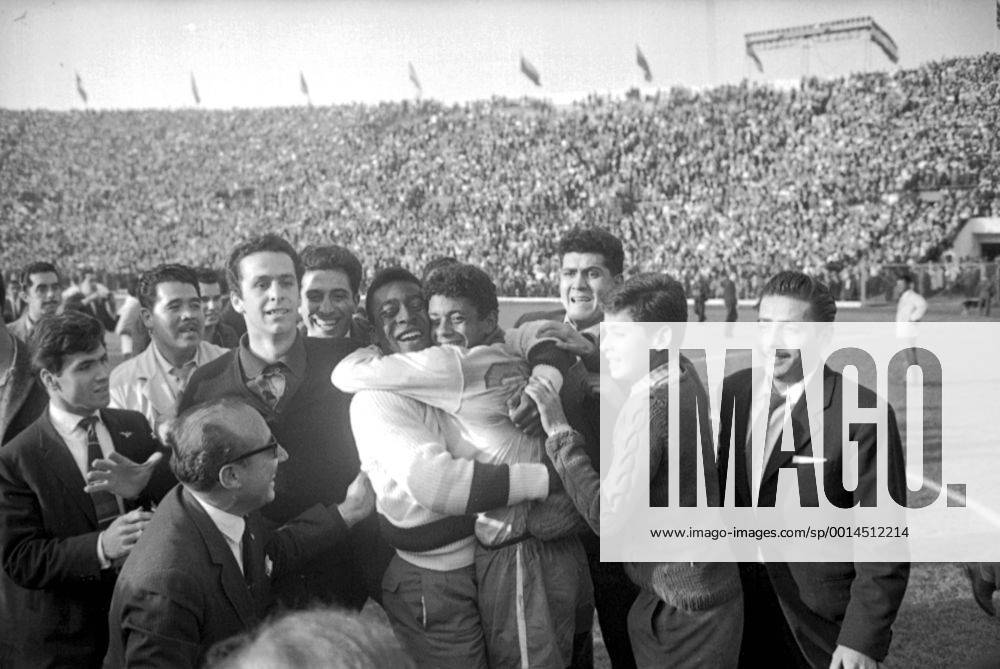 1962 World Cup Final Brazil v Czechoslovakia Brazilian soccer star Pele (left), unable to play in the World Cup final because of injuries sustained in an earlier tie, hugs his replacement Amarildo after Brazils 3-1 victory over Czechoslovakia in Santiago. 18th June 1962 , Fußball, Tor, Spieler, Fußballspieler, Fußballspiel, Spiel UnitedArchives00433428