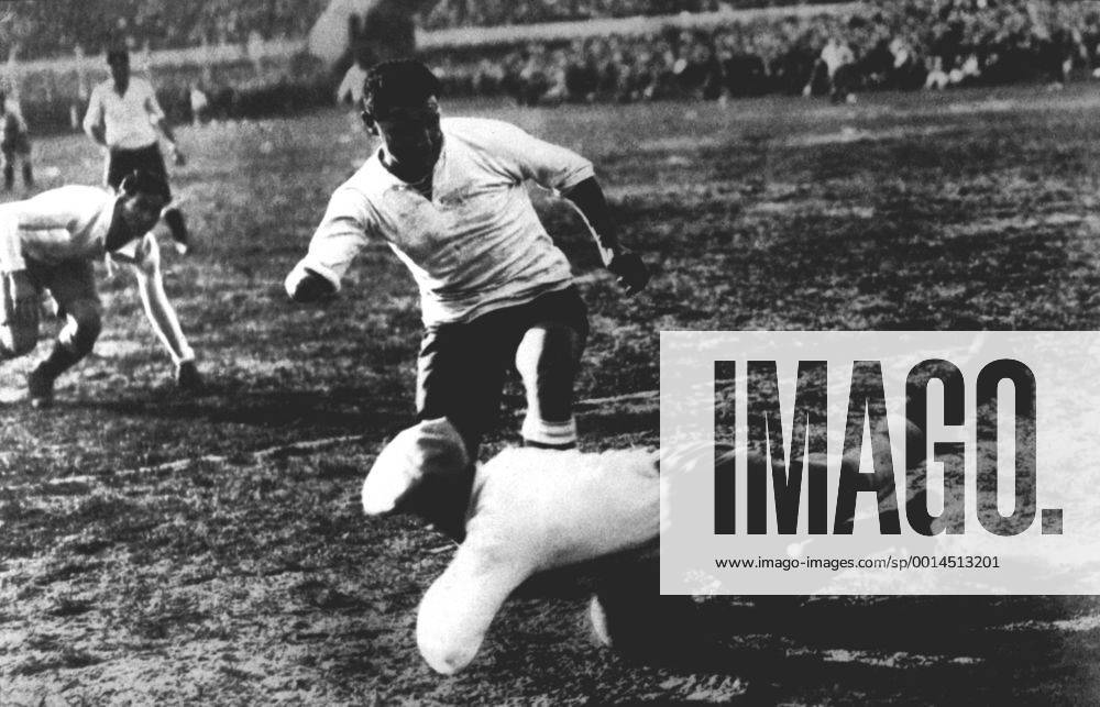 Goalkeeper Juan Botasso (ARG) vs Hector Castro (URU) - Final 1930 World Cup UnitedArchives00506991