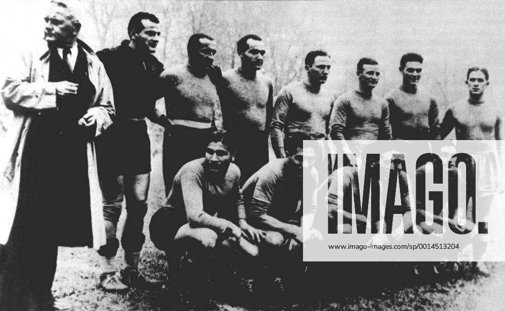 Training Italian Football Team 1938 World Cup - with coach Vittorio Pozzo, goalkeeper Aldo Olivieri and captain Giuseppe Meazza UnitedArchives00506996