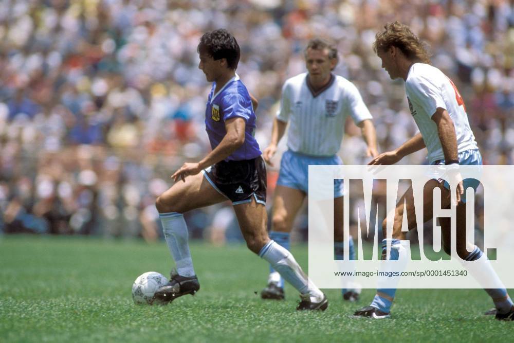 Hector Enrique (li., Argentinien) am Ball gegen Glenn Hoddle (England) Fußball WM Herren DEUTSCHSPRACHIGE SPORTZEITSCHRIFTEN UND -ZEITUNGEN NUR NACH RÜCKSPRACHE, Weltmeisterschaft 1986 Gruppe Glen Mexico City Dynamik,