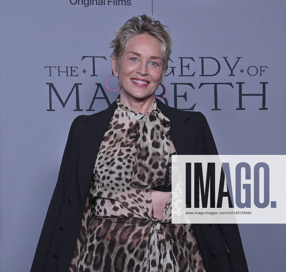Bilder des Jahres 2021, Entertainment 12 Dezember Entertainment Themen der Woche KW50 Actress Sharon Stone attends the premiere of the motion picture historical war thriller The Tragedy of Macbeth at the DGA Theatre in Los Angeles on Thursday, December 16, 2021. Storyline: A Scottish lord becomes convinced by a trio of witches that he will become the next King of Scotland, and his ambitious wife supports him in his plans of seizing power. LAP2021121633 JIMxRUYMEN