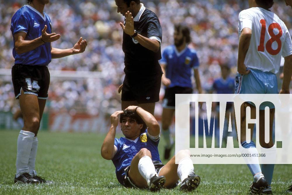 Diego Armando Maradona (Mitte) hält sich den verletzten Kopf, derweil diskutiert Giusti (li., beide Argentinien) mit Schiedsrichter Ali Bennaceur (Tunesien) Fußball WM Herren DEUTSCHSPRACHIGE SPORTZEITSCHRIFTEN UND -ZEITUNGEN NUR NACH RÜCKSPRACHE, Weltmeisterschaft 1986 Gruppe Boden, Rasen, Mexico City