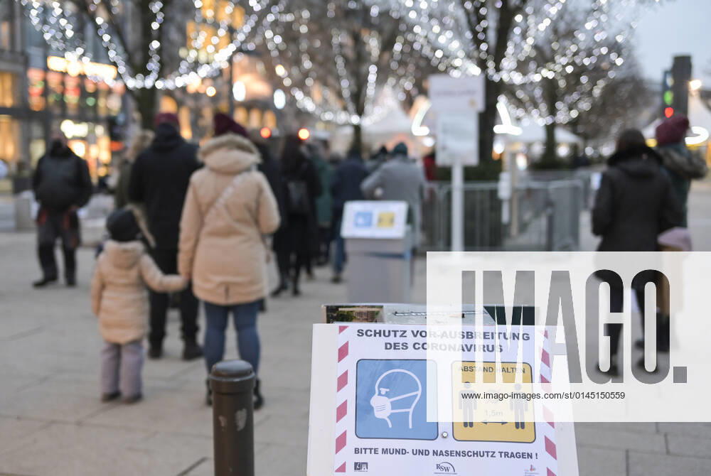 DEUTSCHLAND, Hamburg, Corona Pandemie, Weihnachtsmarkt an der Alster mit Corona Regelungen, Kontrolle 2G Regeln geimpft oder genesen Hamburg Deutschland