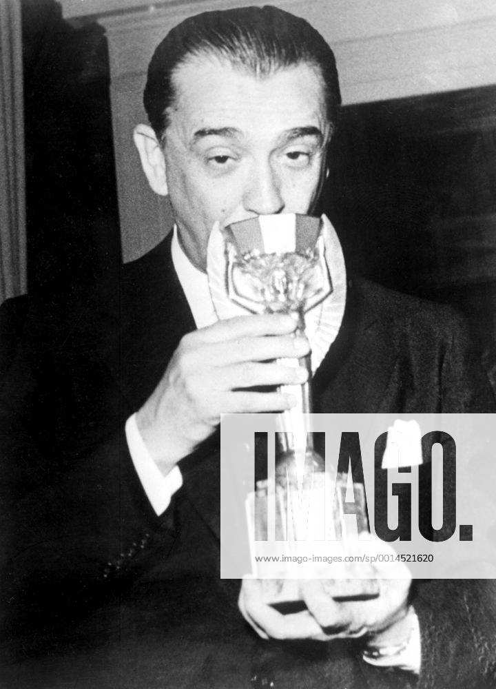 Rio De Janeiro, Brazil: Happiest President in the world , President of Brazil Dr Jusoelino Kubitschek toasts the Brazilian football team for bringing home the Rimet Cup as the new World Champions at soccer. 3 July 1958, Fußball, Tor, Spieler, Fußballspieler, Fußballspiel, Spiel UnitedArchives01011193