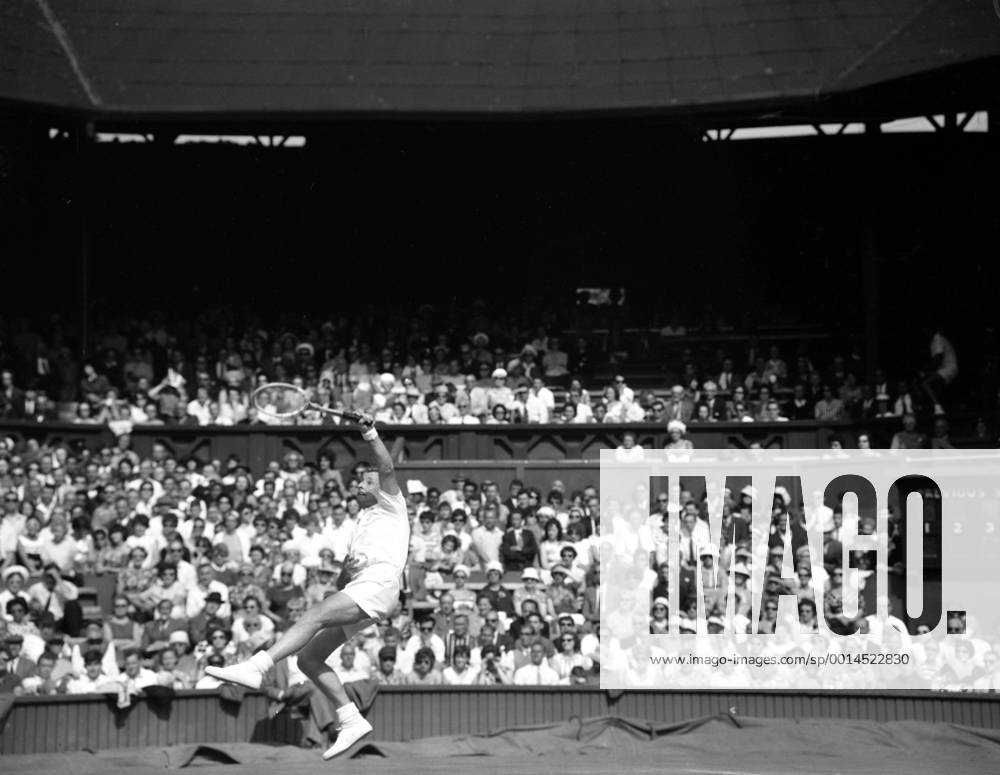 Defending champion Rod Laver of Australia , pictured in action in his match on the Centre Court today against Manuel Santana of Spain in the men s Quarter Final singles of the 1962 All England Lawn Tennism Championships . Laver won to go through to the semi finals - 14-16 9-7 6-2 6-2 2 July 1962, Publikum, Zuschauer UnitedArchives01178193