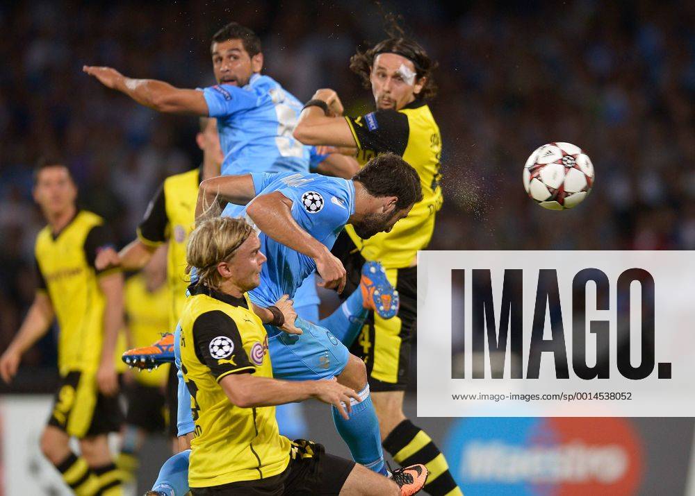 FUSSBALL CHAMPIONS LEAGUE SAISON 2013 2014 Vorrunde SSC Neapel - Borussia Dortmund 18.09.2013 Gonzalo Higuain (Mitte, SSC Neapel) köpft das Tor zum 1-0 gegen Marcel Schmelzer (unten, Borussia Dortmund)