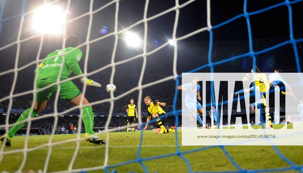 FUSSBALL CHAMPIONS LEAGUE SAISON 2013 2014 Vorrunde SSC Neapel - Borussia Dortmund 18.09.2013 Gonzalo Higuain (Mitte, SSC Neapel) köpft das Tor zum 1-0 gegen Marcel Schmelzer (Mitte li, Borussia Dortmund) beobachtet von Torwart Roman Weidenfeller (li, Borussia Dortmund) und Neven Subotic (2.v.li, Borussia Dortmund) gegen Miguel Britos (re, SSC Neapel)