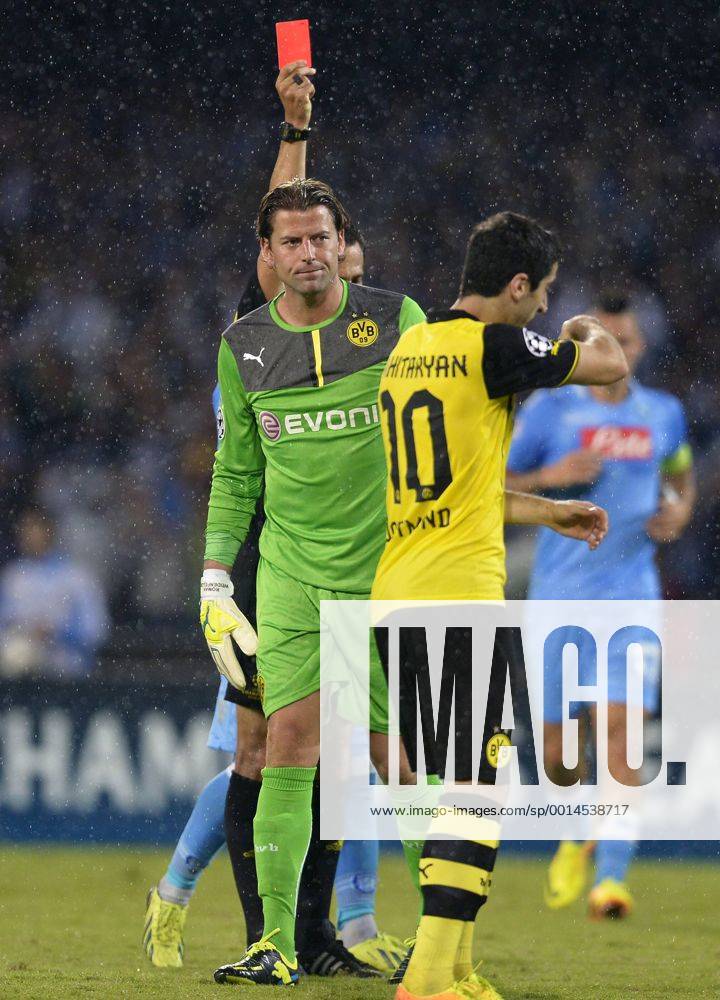 FUSSBALL CHAMPIONS LEAGUE SAISON 2013 2014 Vorrunde SSC Neapel - Borussia Dortmund 18.09.2013 Schiedsrichter Pedro Proenca (hinten, Portugal) zeigt Torwart Roman Weidenfeller (Mitte, Borussia Dortmund) die Rote Karte, Henrikh Mkhitaryan (Borussia Dortmund) enttäuscht