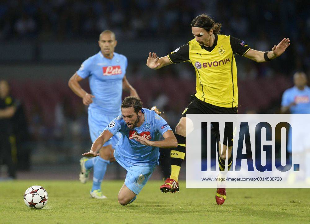 FUSSBALL CHAMPIONS LEAGUE SAISON 2013 2014 Vorrunde SSC Neapel - Borussia Dortmund 18.09.2013 Neven Subotic (re, Borussia Dortmund) gegen Gonzalo Higuain (SSC Neapel)