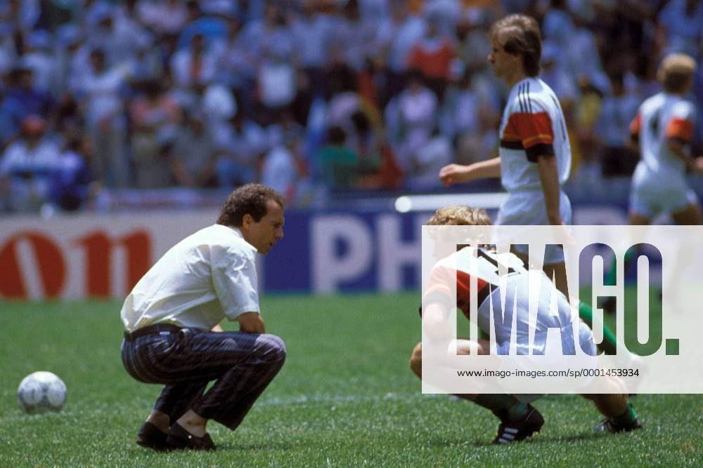 Teamchef Franz Beckenbauer (li.) gibt Ditmar Jakobs (beide BR Deutschland) während des Stretchings letzte Anweisungen Fußball WM Herren DEUTSCHSPRACHIGE SPORTZEITSCHRIFTEN UND -ZEITUNGEN NUR NACH RÜCKSPRACHE, Weltmeisterschaft 1986 Gruppe Coach, Bundestrainer Mexico City