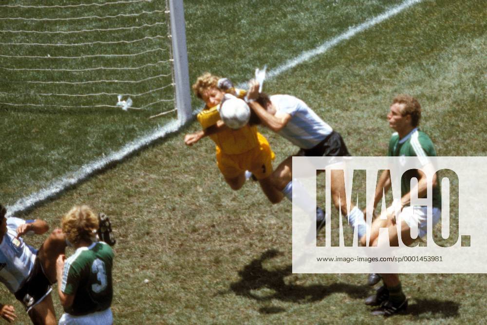 Torwart Harald - Toni - Schumacher mit einer resoluten Faustabwehr gegen seinen argentinischen Gegenspieler, re. schaut Hans Peter Briegel (beide BR Deutschland) zu Fußball WM Herren DEUTSCHSPRACHIGE SPORTZEITSCHRIFTEN UND -ZEITUNGEN NUR NACH RÜCKSPRACHE, Weltmeisterschaft 1986 Gruppe Mexico City Dynamik,