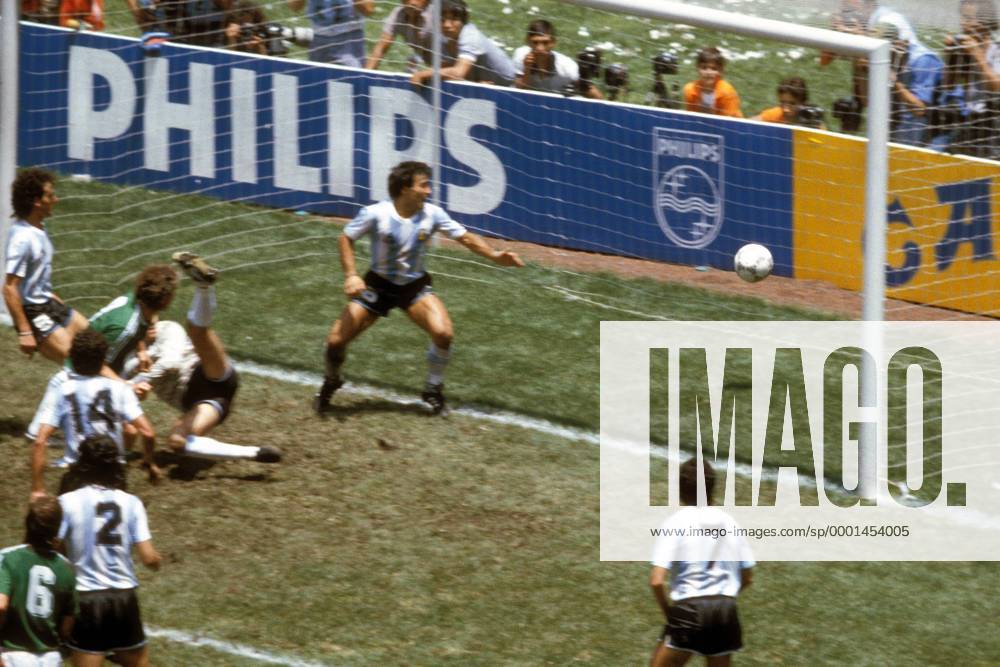 Tor! Rudi Völler (2.v.li., BR Deutschland) besorgt aus dem Gewühl das zwischenzeitliche 2:2 gegen die Argentinier Fußball WM Herren DEUTSCHSPRACHIGE SPORTZEITSCHRIFTEN UND -ZEITUNGEN NUR NACH RÜCKSPRACHE, Weltmeisterschaft 1986 Totale Mexico City Dynamik,