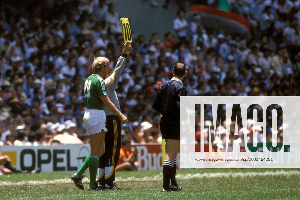 Dieter Hoeneß (li., BR Deutschland) wird eingewechselt, daneben Linienrichter Erik Fredriksson (Schweden) Fußball WM Herren DEUTSCHSPRACHIGE SPORTZEITSCHRIFTEN UND -ZEITUNGEN NUR NACH RÜCKSPRACHE, Weltmeisterschaft 1986 Gruppe Mexico City