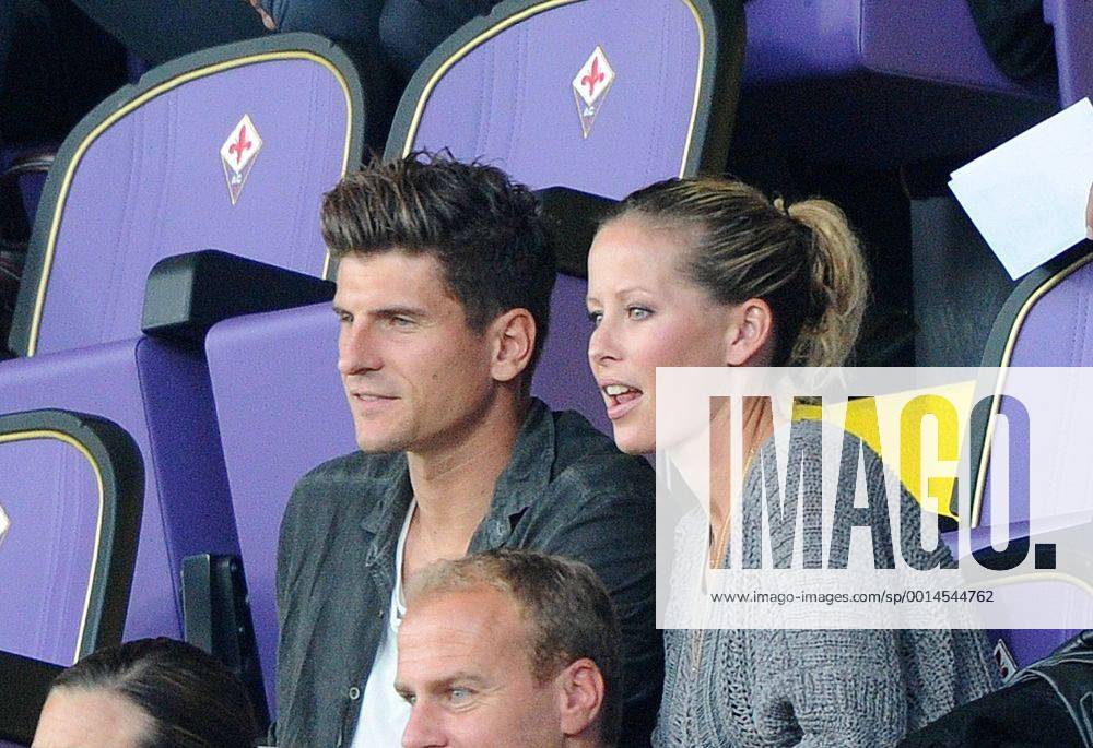 UEFA Europa League, AC Florenz ACF Fiorentina - FC Pacos de Ferreira Fiorentina Mario Gomez mit Freundin Carina Wanzung ZWEIx PhotoxPressx