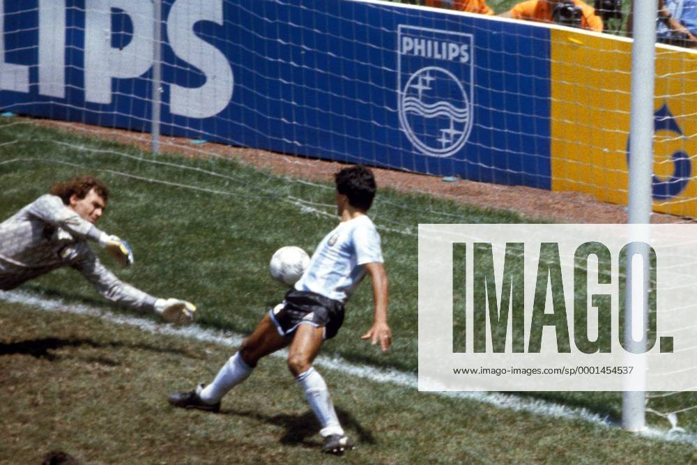 Torwart Nery Pumpido und Hector Enrique (beide Argentinien) strecken sich vergeblich nach dem Ball Fußball WM Herren DEUTSCHSPRACHIGE SPORTZEITSCHRIFTEN UND -ZEITUNGEN NUR NACH RÜCKSPRACHE, Weltmeisterschaft 1986 Gruppe Mexico City