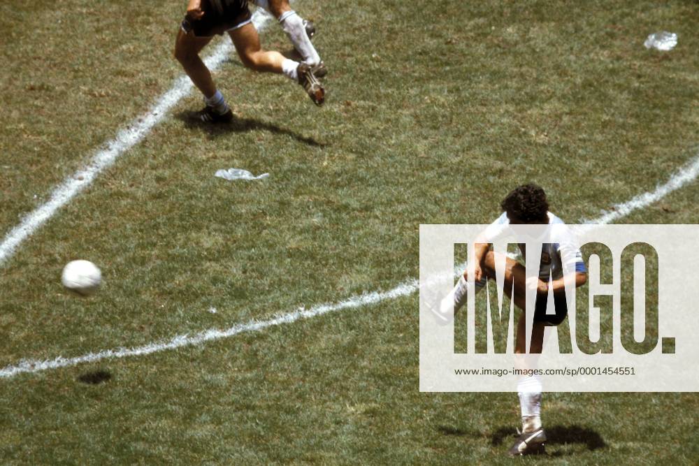 Diego Armando Maradona (Argentinien) zieht ab Fußball WM Herren DEUTSCHSPRACHIGE SPORTZEITSCHRIFTEN UND -ZEITUNGEN NUR NACH RÜCKSPRACHE, Weltmeisterschaft 1986 Einzelbild Mexico City Dynamik,