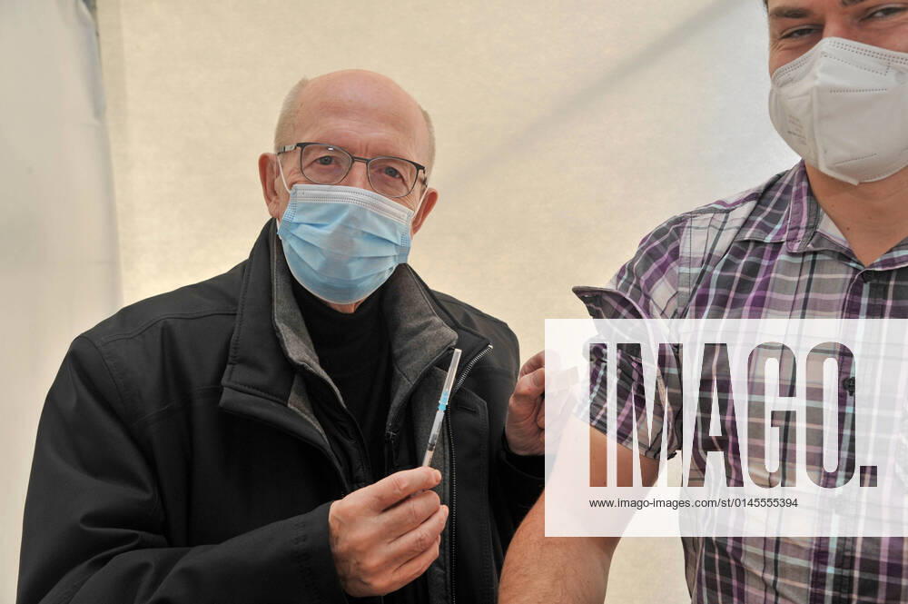 A vaccination action on Friday 17 12 2021 in Saarlouis In the picture f l Reiner Calmund and Alexander Brosius bub