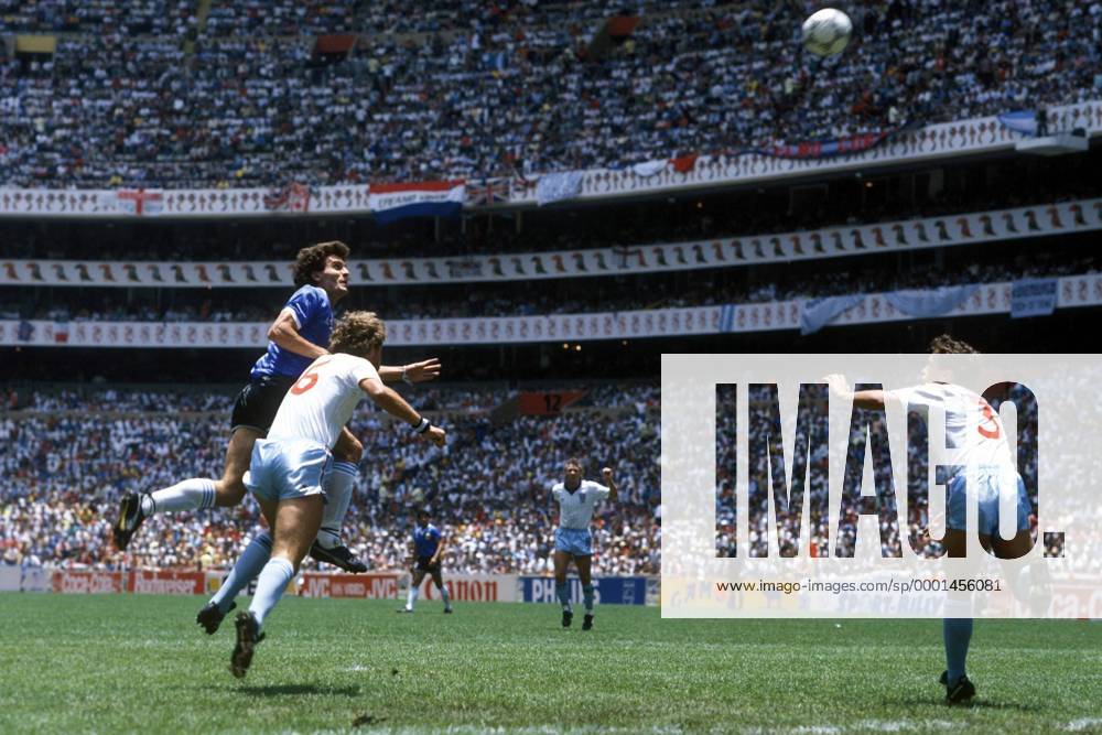 Oscar Ruggeri (li., Argentinien) gegen Terry Butcher (Mitte) und Kenny Sansom (beide England) Fußball WM Herren DEUTSCHSPRACHIGE SPORTZEITSCHRIFTEN UND -ZEITUNGEN NUR NACH RÜCKSPRACHE, Weltmeisterschaft 1986 Gruppe Mexico City Dynamik, Höhe,