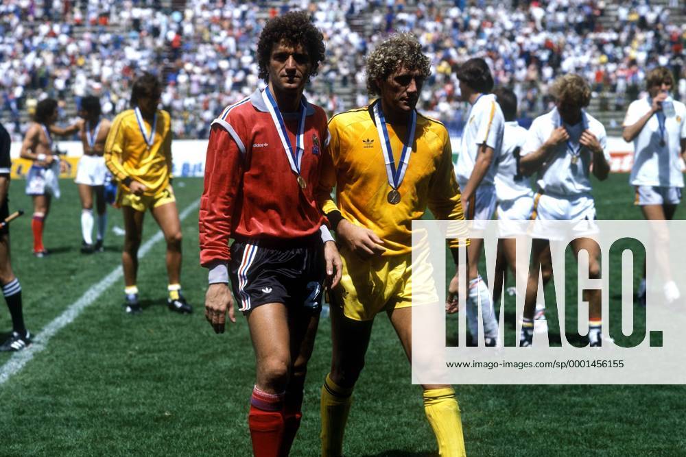 Die Torwartkollegen Albert Rust (li., Frankreich) und Jean Marie Pfaff (Belgien) nach dem Spiel um Platz drei Fußball WM Herren DEUTSCHSPRACHIGE SPORTZEITSCHRIFTEN UND -ZEITUNGEN NUR NACH RÜCKSPRACHE, Weltmeisterschaft 1986 Gruppe Puebla, drei Harmonie, Kameradschaft,