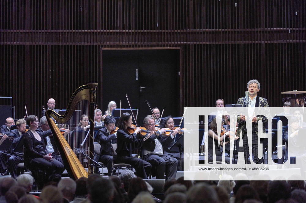 Jonas Kaufmann and the Deutsche Staatsphilharmonie Rheinland Pfalz conducted by Jochen Rieder at a Christmas concert celebrating Jonas Kaufmanns new CD It s Christmas at the Kuppelsaal Hannover, 20, 11 2021 Foto:xU.xFuturexImage