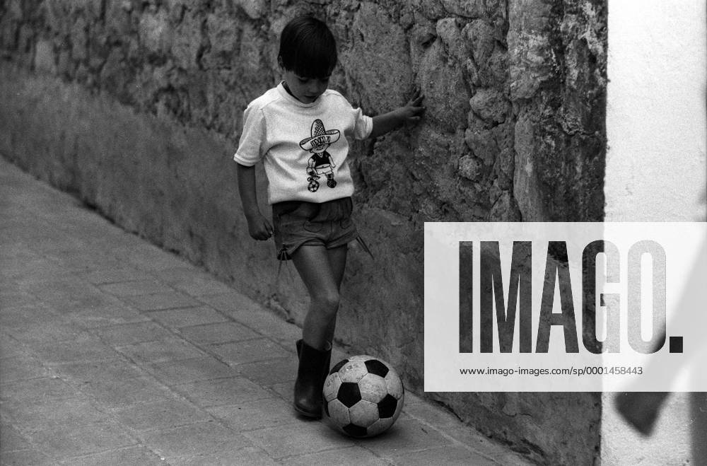 Ein kleiner mexikanischer Junge spielt mit dem WM-Maskottchen Juanito auf dem Hemd in einer Gasse Fußball Fußball WM Herren Weltmeisterschaft 1970, Vorschau, Impressionen Einzelbild Leon