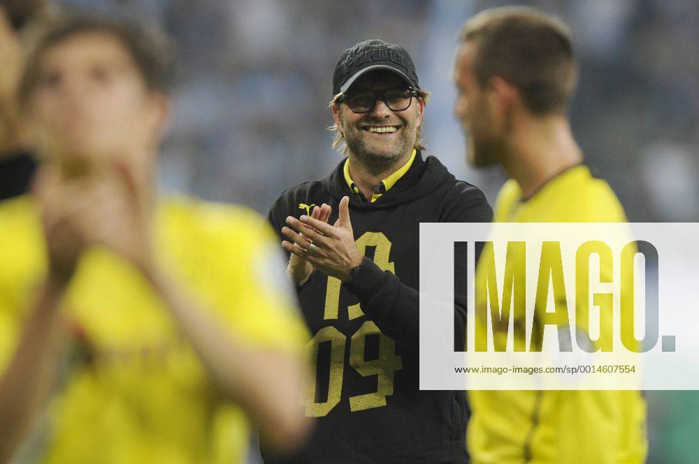 Jürgen KLOPP (Trainer Borussia Dortmund,hinten),Schlussjubel,klatscht Applaus nach Spielende. TSV 1860 München-Borussia Dortmund 0-2 n.V. Fussball DFB-Pokal,2.Runde, am 24.09.2013.Allianz Arena München.
