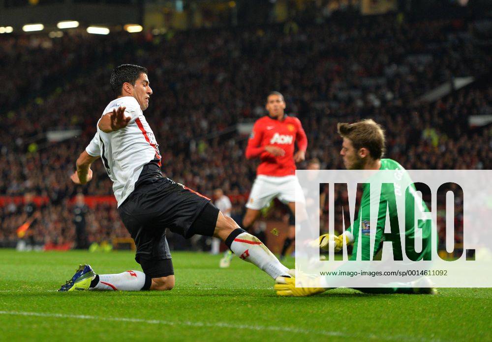 Luis Suarez of Liverpool FC challenges David De Gea of Manchester United (ManU) - Capital One Cup - Third Round - Manchester United (ManU) vs FC Liverpool - Old Trafford Stadium - Manchester - 25 09 13 - Picture Simon Bellis Sportimage .