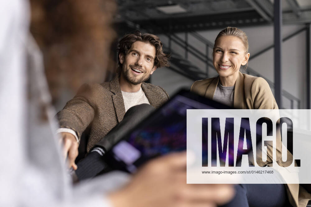 IMAGO Creative: Internationaler Frauentag, Gender Pay Gap, Frauen verdienen 18 Prozent weniger IMAGO Creative: 2022 Aussichten Smiling businessman discussing with colleagues in industrial hall model released property released, PESF03273