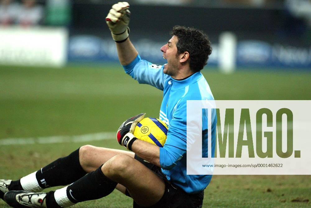 Torwart Francesco Toldo (Inter) reklamiert Fußball EC 1 Herren Champions League 2004 2005, FC Internazionale Mailand Einzelbild Mailand