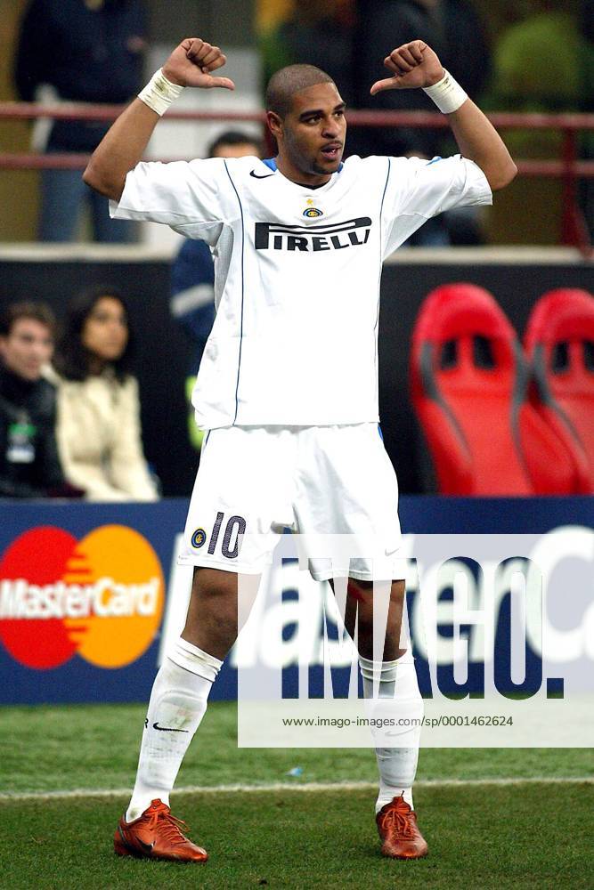 Schaut her! Adriano (Inter) deutet beim Torjubel auf den Namenszug auf seinem Trikot Fußball EC 1 Herren Champions League 2004 2005, FC Internazionale Mailand Einzelbild Mailand Freude,