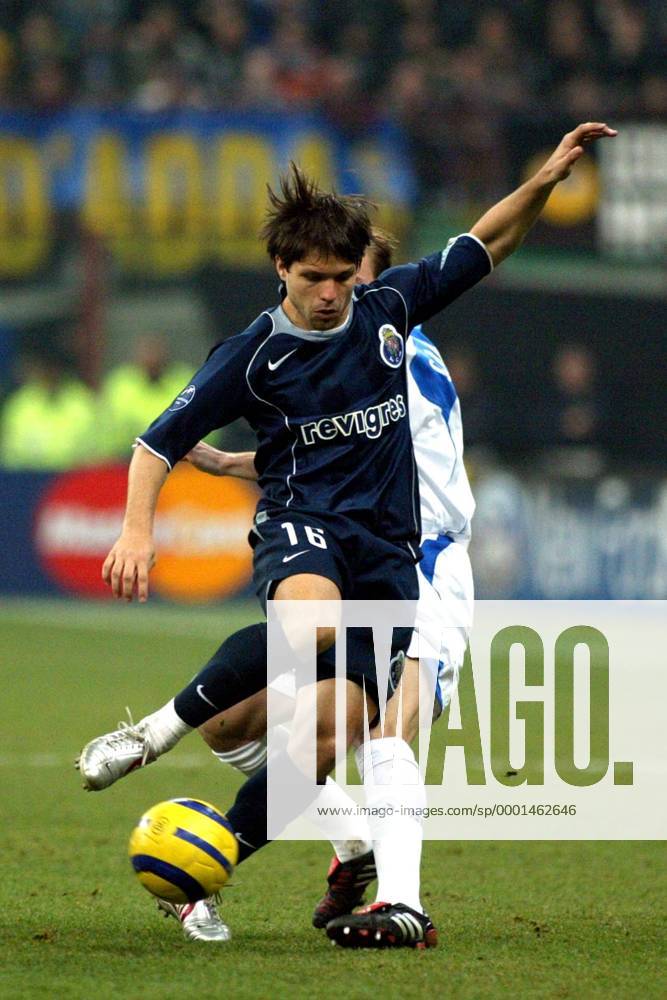 Diego (Porto) im Duell Fußball EC 1 Herren Champions League 2004 2005, FC Internazionale Mailand - FC Porto 3:1 Gruppe Mailand Dynamik,