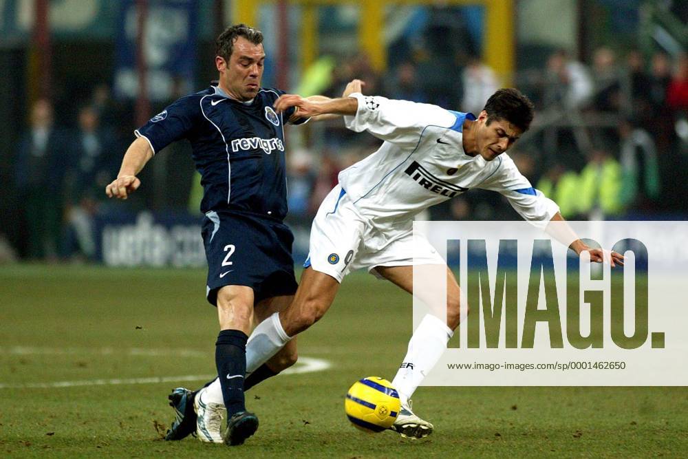 Jorge Costa (Porto, li.) gegen Julio Ricardo Cruz (Inter) Fußball EC 1 Herren Champions League 2004 2005, FC Internazionale Mailand - FC Porto 3:1 Gruppe Mailand Dynamik,
