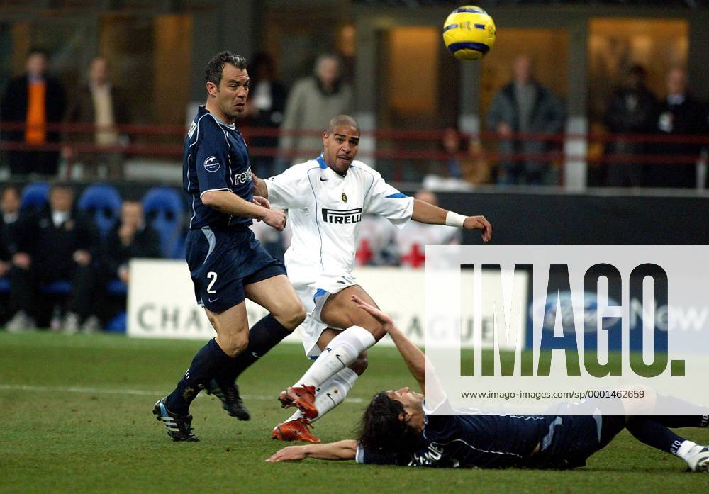 Adriano (Inter, Mitte) erzielt das 1:0 gegen Jorge Costa (li.) und Pedro Emanuel (beide Porto) Fußball EC 1 Herren Champions League 2004 2005, FC Internazionale Mailand - FC Porto 3:1 Gruppe Mailand Dynamik,