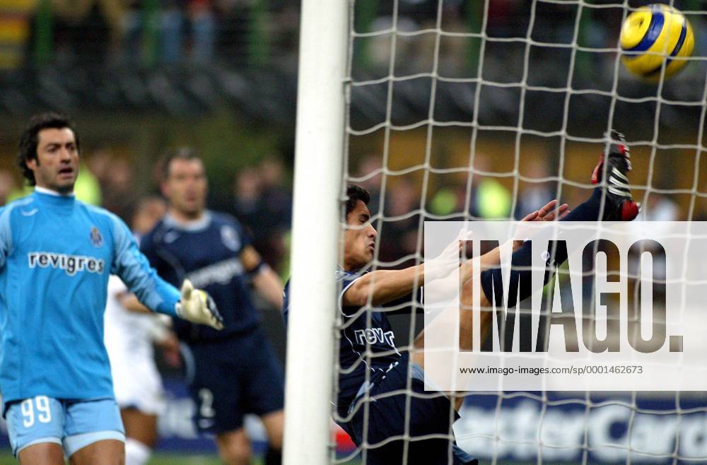 Ricardo Costa scheitert beim Versuch das 1:0 zu verhindern, dahinter: Torwart Baia (beide Porto) Fußball EC 1 Herren Champions League 2004 2005, FC Porto Gruppe Mailand Abwehr