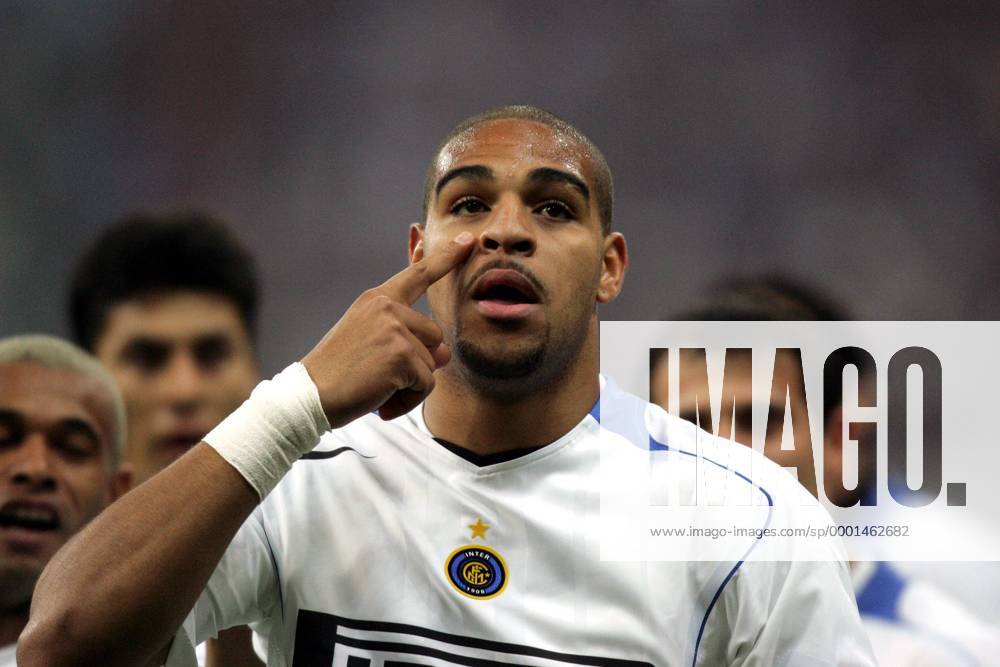 Adriano (Inter) beweist nicht nur beim Torjubel Augenmaß - Fußball EC 1 Herren Champions League 2004 2005, FC Internazionale Mailand Einzelbild Mailand Freude,