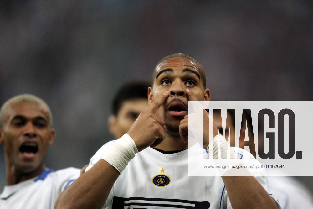 Adriano (Inter) beweist nicht nur beim Torjubel Augenmaß - Fußball EC 1 Herren Champions League 2004 2005, FC Internazionale Mailand Einzelbild Mailand Freude,